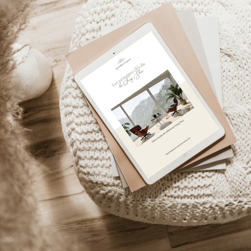 Guide gratuit « Les principes clés du Feng Shui » affiché sur un écran de tablette numérique dans un décor chaleureux.